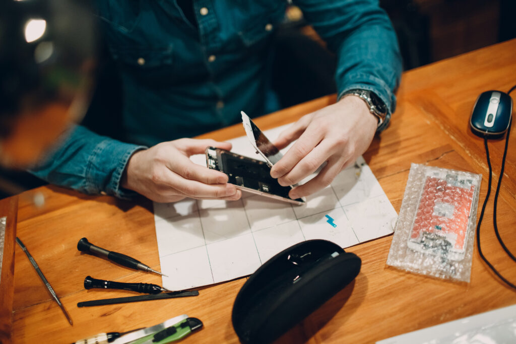 Jakie są korzyści korzystania z usług serwisowych, a jakie z samodzielnej naprawy sprzętu?