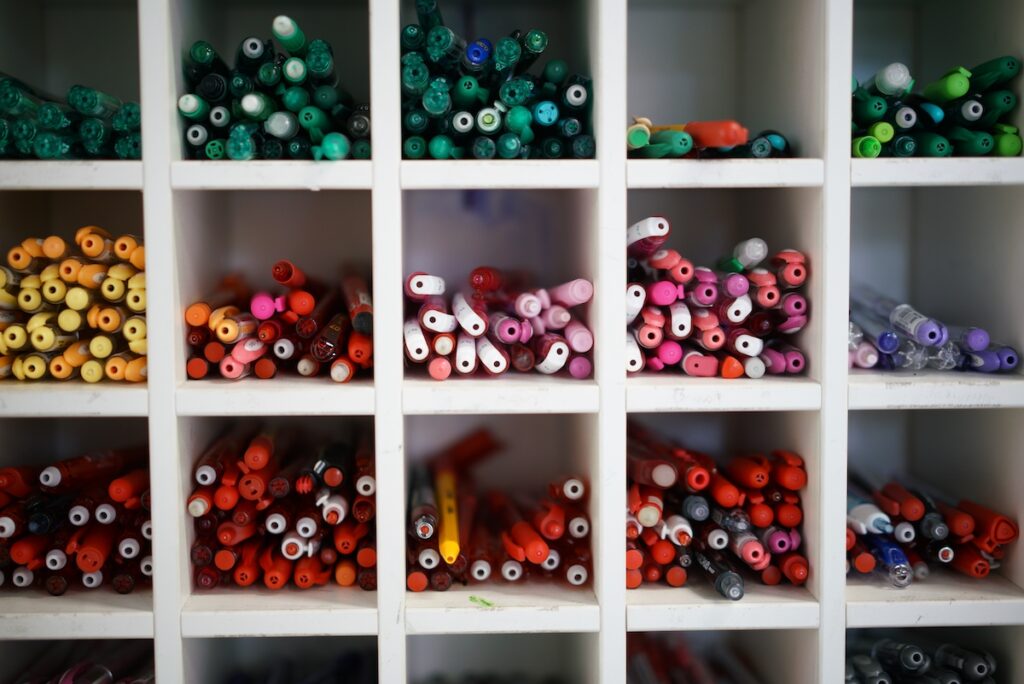 Jakie są korzyści z inwestowania w długopisy reklamowe z perspektywy małej firmy?