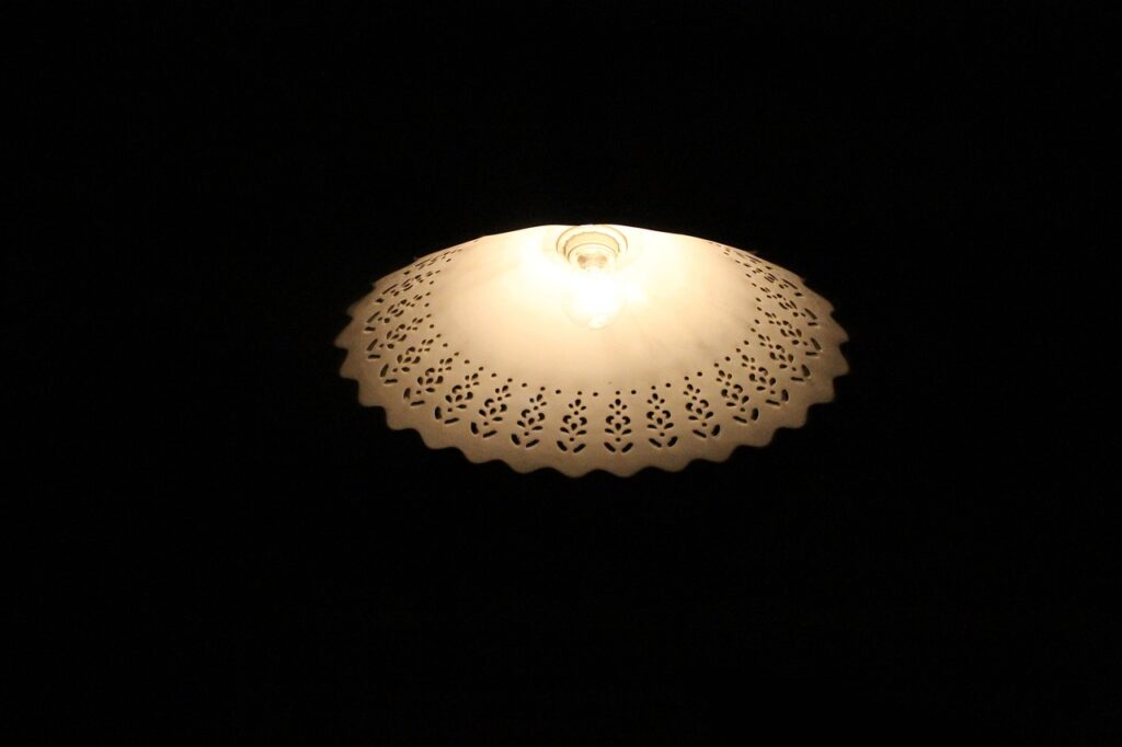 Czy lampa designerska pasuje do małego mieszkania